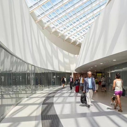 Características y beneficios de las baldosas táctiles para personas con discapacidad visual