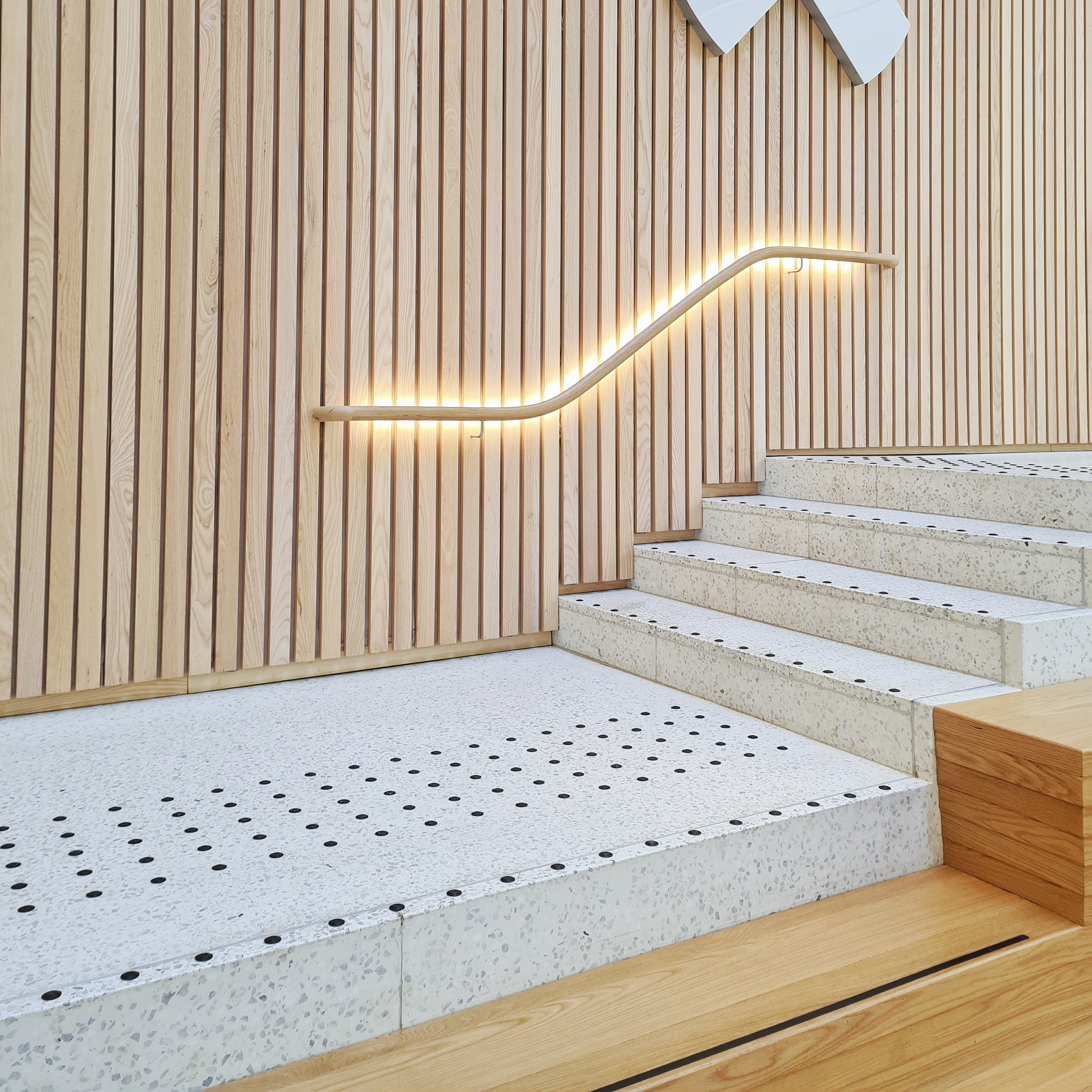 Cómo funcionan los indicadores táctiles para las personas con discapacidad visual