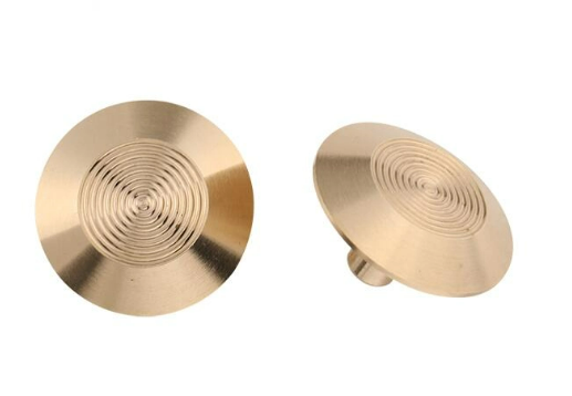 El uso de postes indicadores táctiles en escaleras