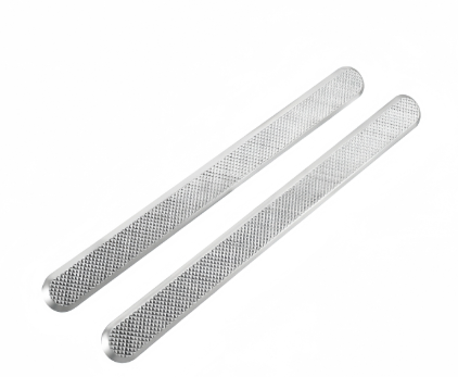 ¿Cuál es el propósito de las tiras táctiles para pisos y dónde se instalan normalmente?